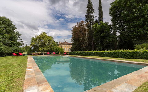 Villa Vorno: Agua, Nube, Cielo, Planta, Árbol, Piscina, Cuerpo De Agua, Ocio, Paisaje Natural, Paisaje