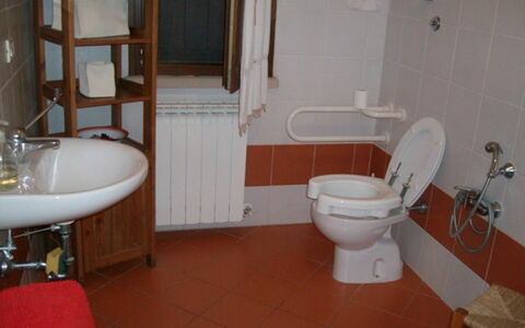 Villa Le Selvole: Espejo, Arreglo De Tubería, Propiedad, Lavabo, Blanco, Asiento Del Baño, Púrpura, Baño, Lavabo Del Baño, Baño