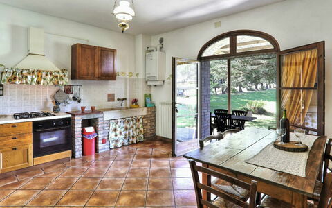 Villa Le Selvole: Gabinetes, Mueble, Propiedad, Mostrador, Mesa, Ventana, Cocina, Silla, Madera, Diseño De Interiores