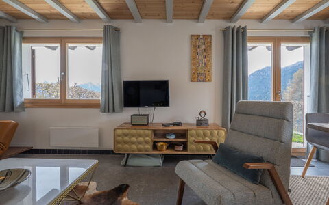 Phipalo: Mueble, Ventana, Mesa, Edificio, Madera, Diseño De Interiores, Sombra, Piso, Suelo, Sala
