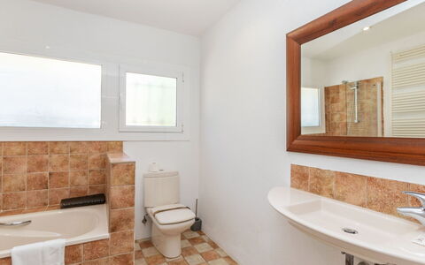 El Suro: Piso, Arreglo De Tubería, Pared, Suelo, Baño, Diseño De Interiores, Baño, Lavabo Del Baño, Techo, Asiento Del Baño