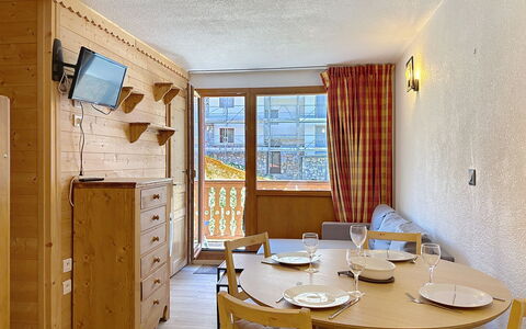 Tignes 310: Madera, Departamento, Techo, Habitación, Manchas De Madera, Gabinetes, Madera Dura, Cajón, Madera Contrachapada, Maderas