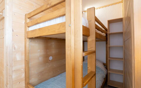 Tignes 310: Mueble, Estantería, Madera, Edificio, Casa, Manchas De Madera, Piso, Estante, Rectángulo