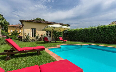 Villa Cantignano: Nube, Cielo, Planta, Edificio, Agua, Piscina, Sombra, Rectángulo, Mueble Para Exteriores, Casa