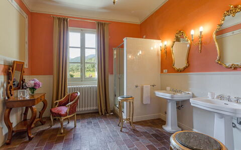 Villa Cantignano: Propiedad, Mueble, Espejo, Lavabo, Arreglo De Tubería, Encendiendo, Baño, Madera, Silla, Diseño De Interiores