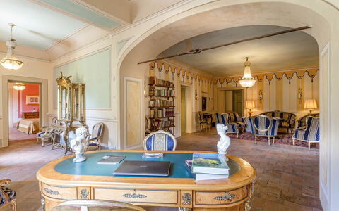 Villa Cantignano: Mesa, Mueble, Propiedad, Marco, Azur, Silla, Edificio, Madera, Sala, Cajón