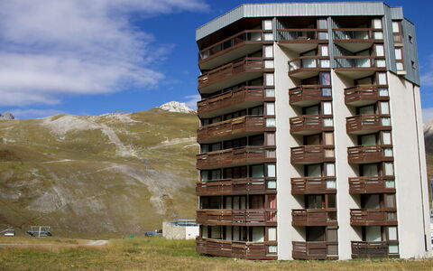 Tignes 315: Cielo, Nube, Edificio, Ventana, Torre, Diseño Urbano, Hierba, Bloque De Pisos, Condominio, Casa