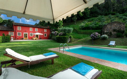 Villa Guamo: Planta, Agua, Propiedad, Mueble, Edificio, Verde, Naturaleza, Sombra, Mueble Para Exteriores, Piscina