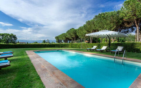 Villa Guamo: Agua, Nube, Cielo, Planta, Piscina, Árbol, Naturaleza, Azul, Azur, Sombra