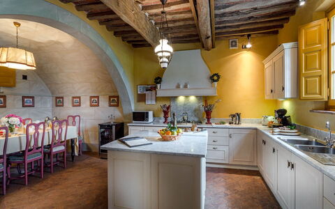 Villa Guamo: Gabinetes, Propiedad, Mostrador, Lavabo, Madera, Arquitectura, Fregadero, Diseño De Interiores, Cocina, Piso