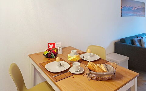 Schwendi 3: Mueble, Piso, Diseño De Interiores, Madera, Suelo, Mesa, Habitación, Cocina Y Comedor Mesa, Comedor, Silla