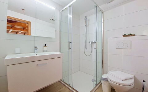 Schwendi 3: Baño, Arreglo De Tubería, Piso, Diseño De Interiores, Lavabo Del Baño, Suelo, Mueble De Baño, Lavabo, Grifo, Plomería