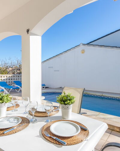 Erbanozi: Planta, Propiedad, Agua, Mueble, Mesa, Edificio, Cielo, Azur, Vajilla, Piscina