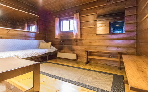 Metsäpirtti: Cama, Mueble, Habitación, Diseño De Interiores, Lecho, Sábana, Piso, Madera, Suelo, Habitación
