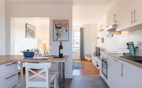 Errepira: Mueble, Gabinetes, Mesa, Mostrador, Madera, Silla, Piso, Cocina, Suelo, Escritorio