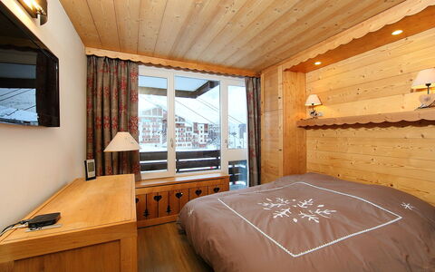 Tignes 340: Habitación, Mueble, Propiedad, Habitación, Cama, Diseño De Interiores, Edificio, Techo, Madera Dura, Madera
