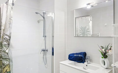 Les Calanques de Saint Aygulf: Baño, Arreglo De Tubería, Diseño De Interiores, Piso, Suelo, Mueble De Baño, Grifo, Espejo, Plomería, Lavabo