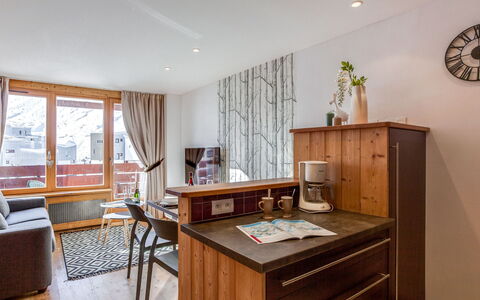 Tignes 350: Gabinetes, Mueble, Propiedad, Mesa, Cajón, Silla, Cajonera, Madera, Ventana, Diseño De Interiores