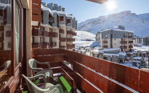 Tignes 350: Cielo, Edificio, Propiedad, Ventana, Madera, Montaña, Casa, Diseño Urbano, Silla, Biome