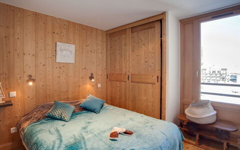 Tignes 350: Mueble, Edificio, Comodidad, Azur, Madera, Textil, Diseño De Interiores, Cama, Suelo