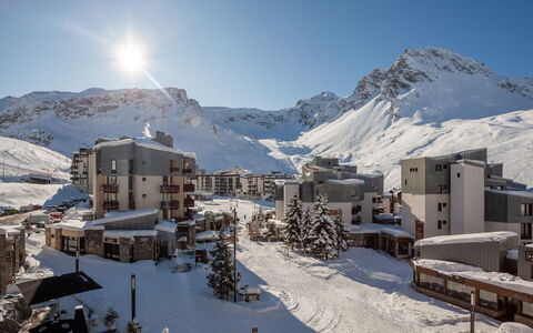 Tignes 350: Cielo, Montaña, Nieve, Edificio, Tiempo De Día, Propiedad, Pendiente, Congelación, Ciudad, Nube