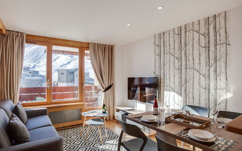 Tignes 350: Mesa, Propiedad, Ventana, Cortina, Diseño De Interiores, Madera, Textil, Edificio, Encendiendo