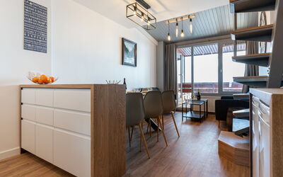 Tignes 350: Propiedad, Mesa, Silla, Madera, Gabinetes, Diseño De Interiores, Suelo, Edificio, Pared