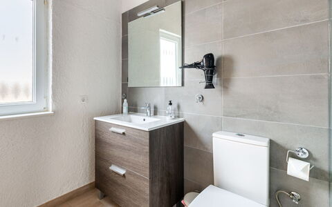 Vista del Mar 1: Propiedad, Arreglo De Tubería, Espejo, Grifo, Ventana, Diseño De Interiores, Lavabo, Baño, Piso