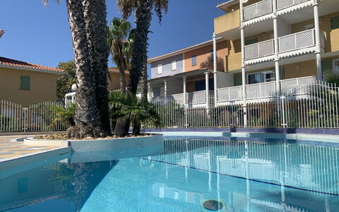 La Belle Créole: Agua, Edificio, Tiempo De Día, Propiedad, Cielo, Planta, Piscina, Ventana, Azur, Árbol