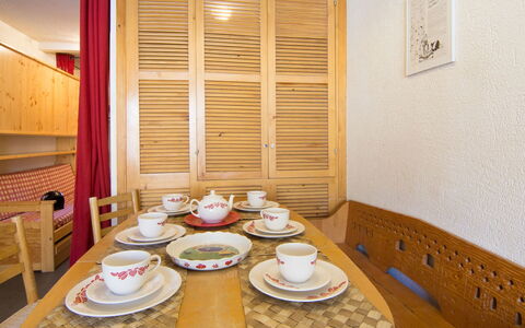 Tignes 380: Habitación, Propiedad, Mesa, Diseño De Interiores, Comedor, Mueble, Porcelana, Casa, Bienes Raíces, Edificio