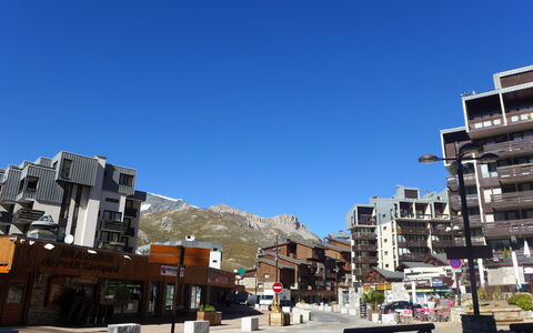 Tignes 380: Cielo, Edificio, Diseño Urbano, Casa, Montaña, Barrio, Espacio Publico, Ciudad, Paisaje