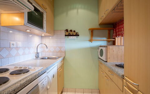 Tignes 380: Gabinetes, Mostrador, Lavabo, Propiedad, Fregadero, Grifo, Cocina, Estufa De Cocina, Madera, Arreglo De Tubería