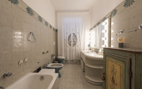Villa Monteresi: Espejo, Grifo, Arreglo De Tubería, Lavabo, Propiedad, Baño, Lavabo Del Baño, Edificio, Diseño De Interiores, Púrpura