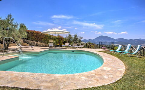 Villa Montone: Agua, Nube, Cielo, Los Recursos Hídricos, Piscina, Azur, Paisaje Natural, Árbol, Cuerpo De Agua, Mueble Para Exteriores