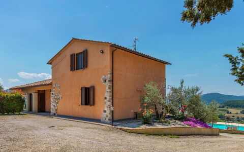 Villa Montone: Cielo, Planta, Edificio, Ventana, Puerta, Árbol, Casa, El Terreno Del Lote, Madera, Cabaña