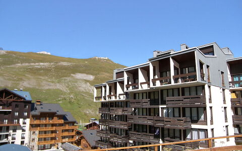 Tignes 390: Cielo, Edificio, Propiedad, Montaña, Ventana, Diseño Urbano, Bienes Raíces, Paisaje, Fachada, Ciudad
