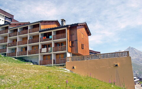 Tignes 450: Cielo, Nube, Edificio, Planta, Ventana, Madera, El Terreno Del Lote, Diseño Urbano, Hierba, Paisaje