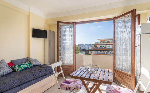 Le Lavandou 212: Departamento, Diseño De Interiores, Mueble, Suelo, Balcón, Condominio, Silla, Manchas De Madera, Diseño, La Luz Del Día