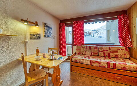 Les Menuires 100: Mesa, Mueble, Decoración, Madera, Encendiendo, Diseño De Interiores, Ventana, Piso, Sala, Suelo