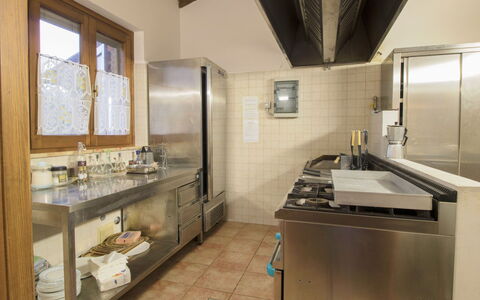Villastrada: Mostrador, Gabinetes, Propiedad, Edificio, Grifo, Lavabo, Ventana, Cocina, Diseño De Interiores, Arreglo De Tubería