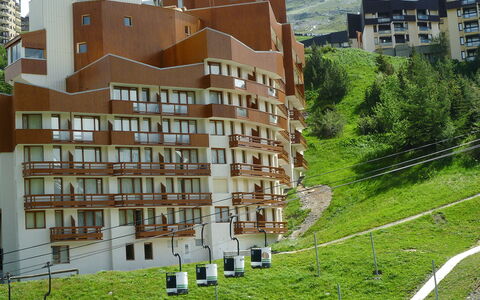Les Menuires 500: Edificio, Propiedad, Planta, Ventana, Vegetación, El Terreno Del Lote, Diseño Urbano, Árbol, Hierba, Condominio