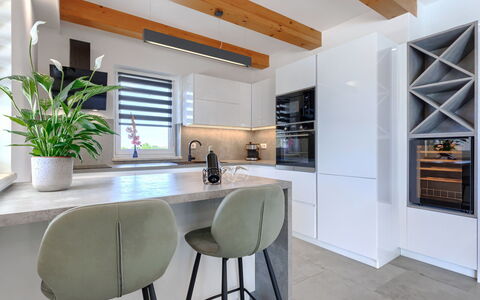 Villa Civitan: Mueble, Diseño De Interiores, Piso, Mostrador, Madera, Cocina, Suelo, Techo, Gabinetes, Lámpara
