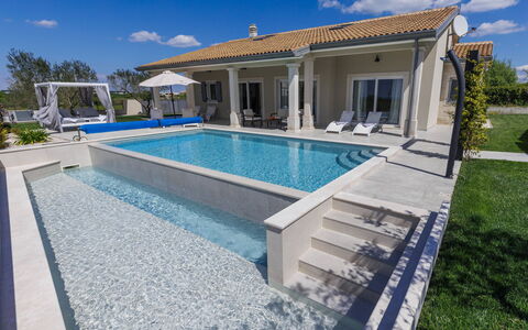 Villa Civitan: Piscina, Barrio Residencial, Mueble Para Exteriores, Recurso, Material Compuesto, Fuente De Agua, Sombra, Inmuebles, Ocio, Silla
