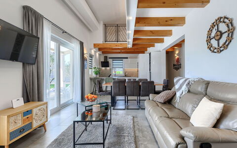 Villa Civitan: Mueble, Madera, Diseño De Interiores, Sofá, Piso, Techo, Sala, Mesa, Casa, Silla