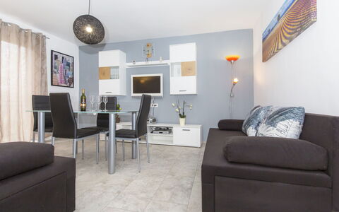 Korina: Sofá, Mueble, Marco, Mesa, Comodidad, Diseño De Interiores, Sala, Silla, Lámpara, Edificio