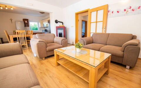 Villa Maria: Mueble, Mesa, Propiedad, Sofá, Comodidad, Madera, Naranja, Sala, Diseño De Interiores, Sofá Cama