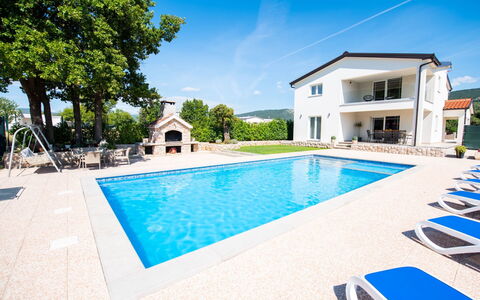 Villa Maria: Agua, Propiedad, Cielo, Planta, Piscina, Edificio, Azul, Azur, Nube, Árbol