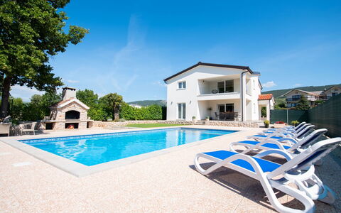 Villa Maria: Cielo, Propiedad, Azul, Edificio, Azur, Piscina, Árbol, Mueble Para Exteriores, Casa, Bienes Raíces
