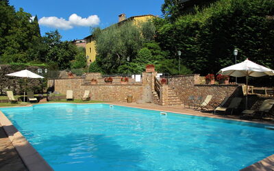Montespertoli 630: Agua, Planta, Piscina, Propiedad, Cielo, Nube, Azur, Azul, Silla, Mueble Para Exteriores