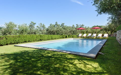 Villa Agnola: Agua, Cielo, Piscina, Planta, Rectángulo, Sombra, Barrio Residencial, Hierba, Árbol, Nube